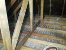 Поверхность потолка в чердачном помещении подготовленная под утепление задувной ватой.